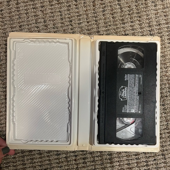 Disney’s Masterpiece The Black Cauldron VHS - Picture 4 of 11